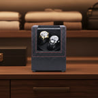 Remontoir automatique 2 montres AXONY en mise en situation sur un meuble