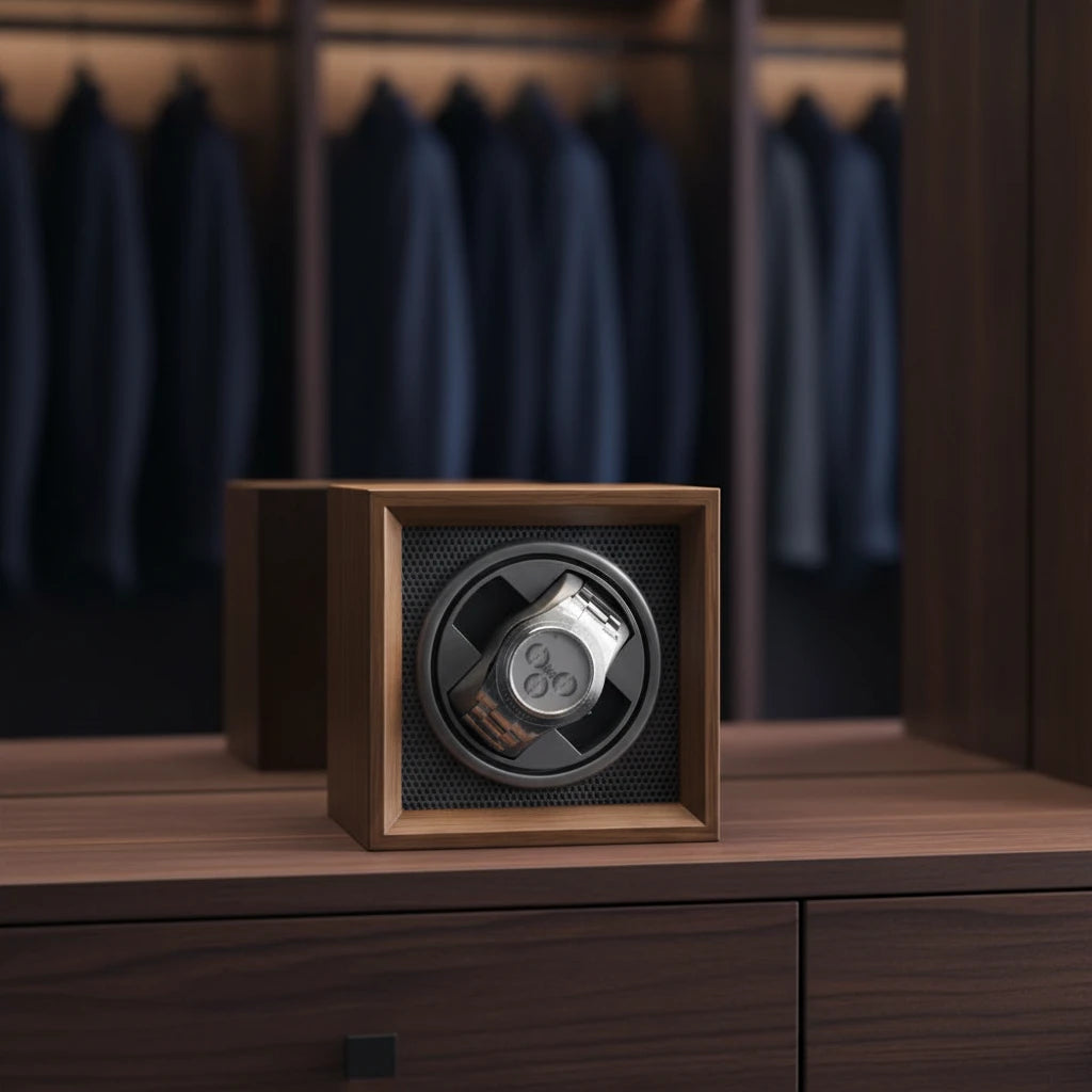 Remontoir automatique 1 montre bois luxe AXONY en situation dans un dressing