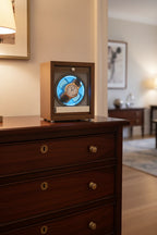 Remontoir automatique 1 montre Bois Luxe Prestige Gris AXONY en mise en situation sur un meuble dans un salon