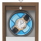 Gros plan sur la montre automatique dans le remontoir Bois Luxe Prestige Gris AXONY