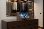 Remontoir automatique 2 montres bois luxe AXONY en situation dans un dressing