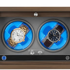 Gros plan sur les montres automatiques dans le remontoir bois luxe AXONY