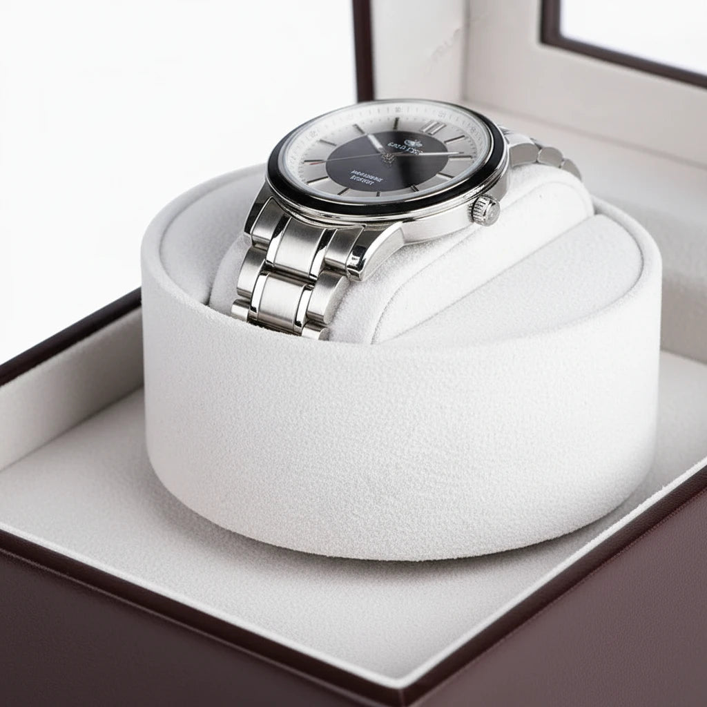 Gros plan sur la montre automatique dans le remontoir Cuir Luxe Marron AXONY