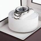 Gros plan sur la montre automatique dans le remontoir Cuir Luxe Marron AXONY